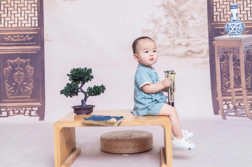 临汾宝宝边吃奶边挣扎烦躁